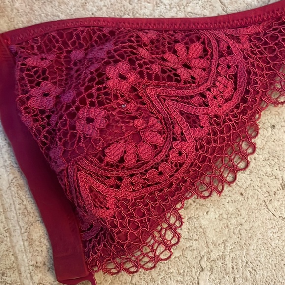 Red lace Victoria secret bra - Picture 3 of 3